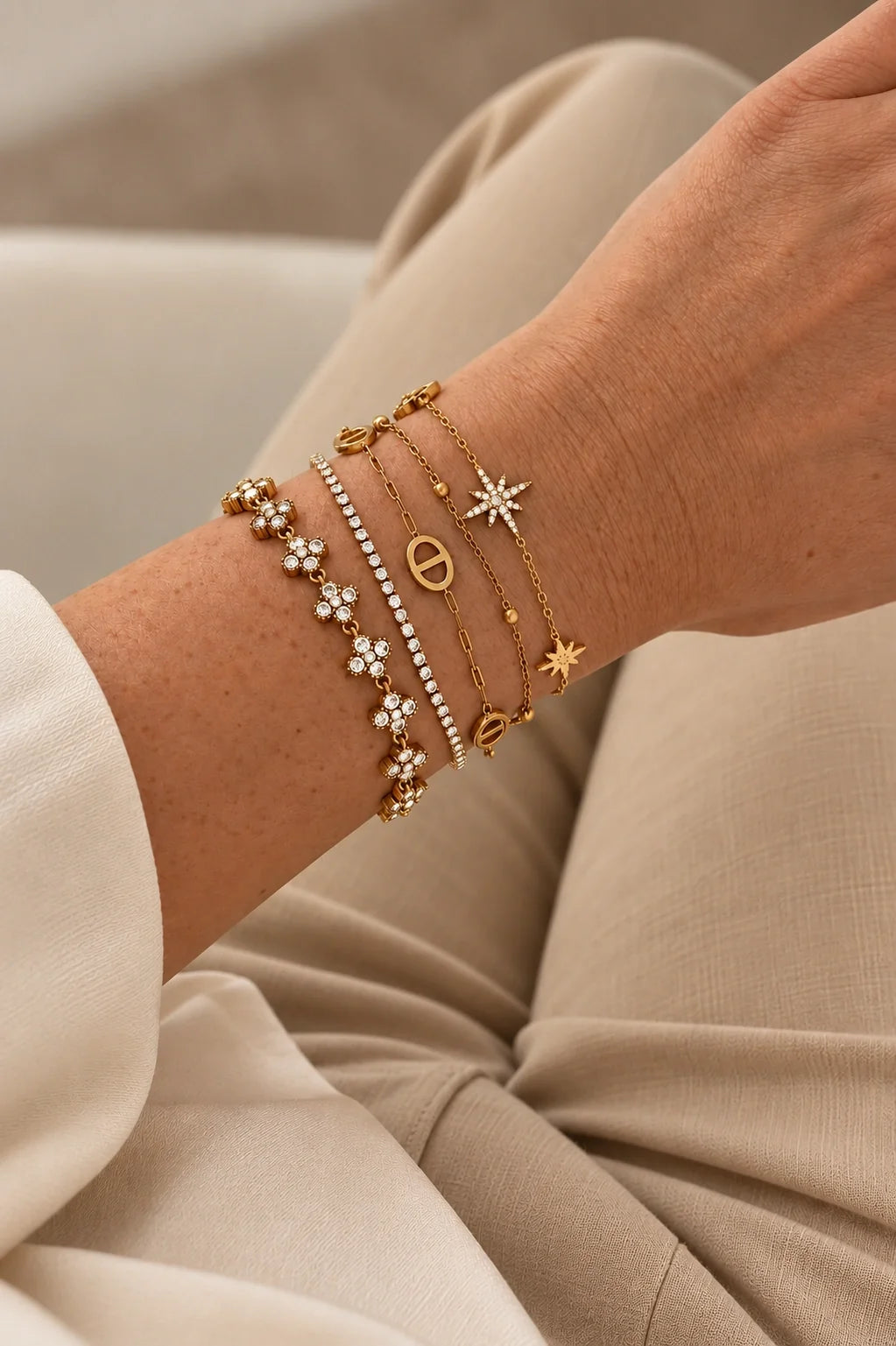 Kombiniertes Armband-Set in Gold mit Kleeblatt-Motiven, Stern-Anhänger und Zirkonia-Tennisarmband.