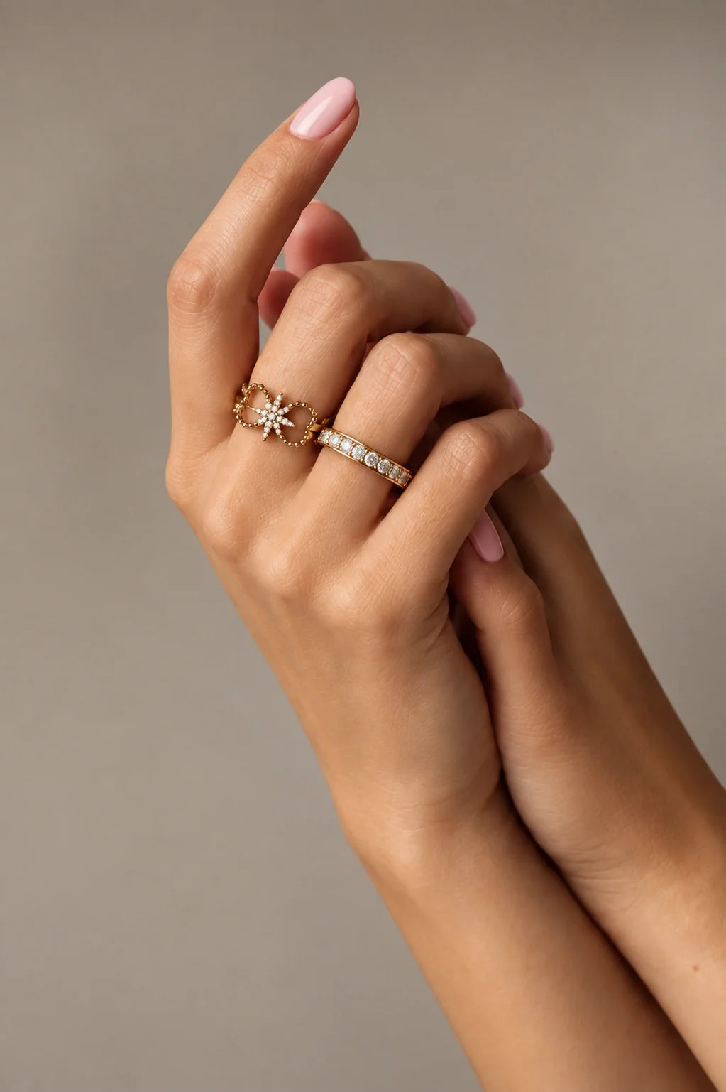 Tragefoto von zwei Vergoldeten Ringen mit Zirkonia-Besatz und Stern-Motiv an der Hand.
