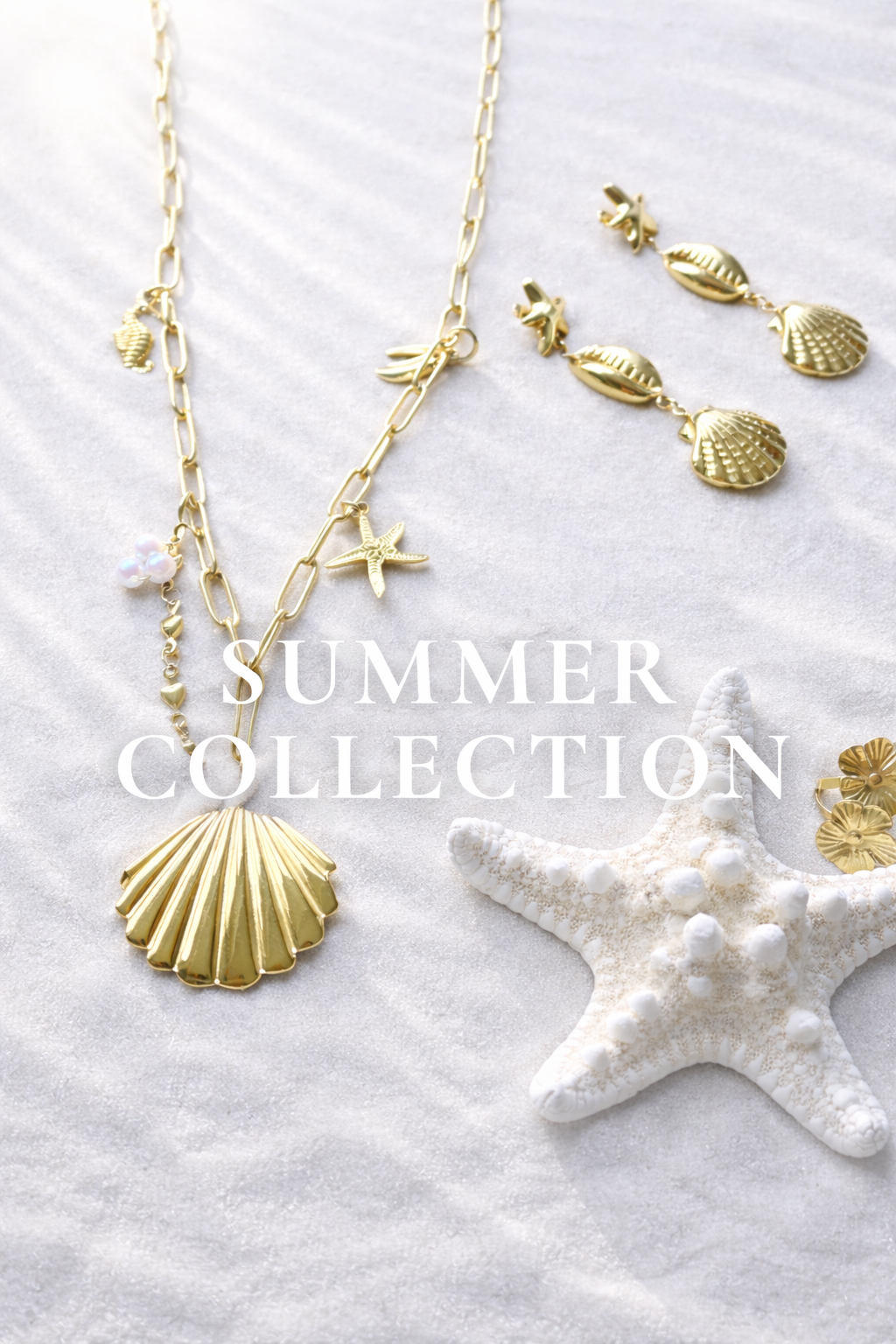 Goldener Sommerschmuck mit Muschel- und Seestern-Design auf hellem Sand, Teil der Summer Collection, minimalistischer Beach Style
