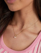 Die Halskette Nora aus Edelstahl ist ein stilvolles Accessoire, das durch seinen charmanten Herzanhänger und zwei dezente Perlen besticht. Der Herzanhänger symbolisiert Liebe und Verbundenheit, was die Kette ideal als Geschenk oder als Ausdruck der eigenen Persönlichkeit macht.