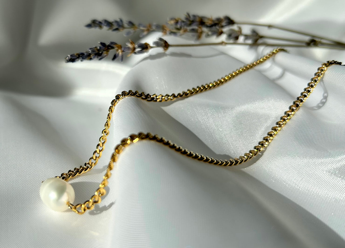 Diese wunderschöne Mona Perlenkette mit einer einzelnen Perle stellt eine Kombination aus zeitloser Eleganz und modernem Design dar. Die Gliederhalskette ist aus hochwertigem Edelstahl und daher nicht nur langlebig, sondern auch hypoallergen und wasserfest.