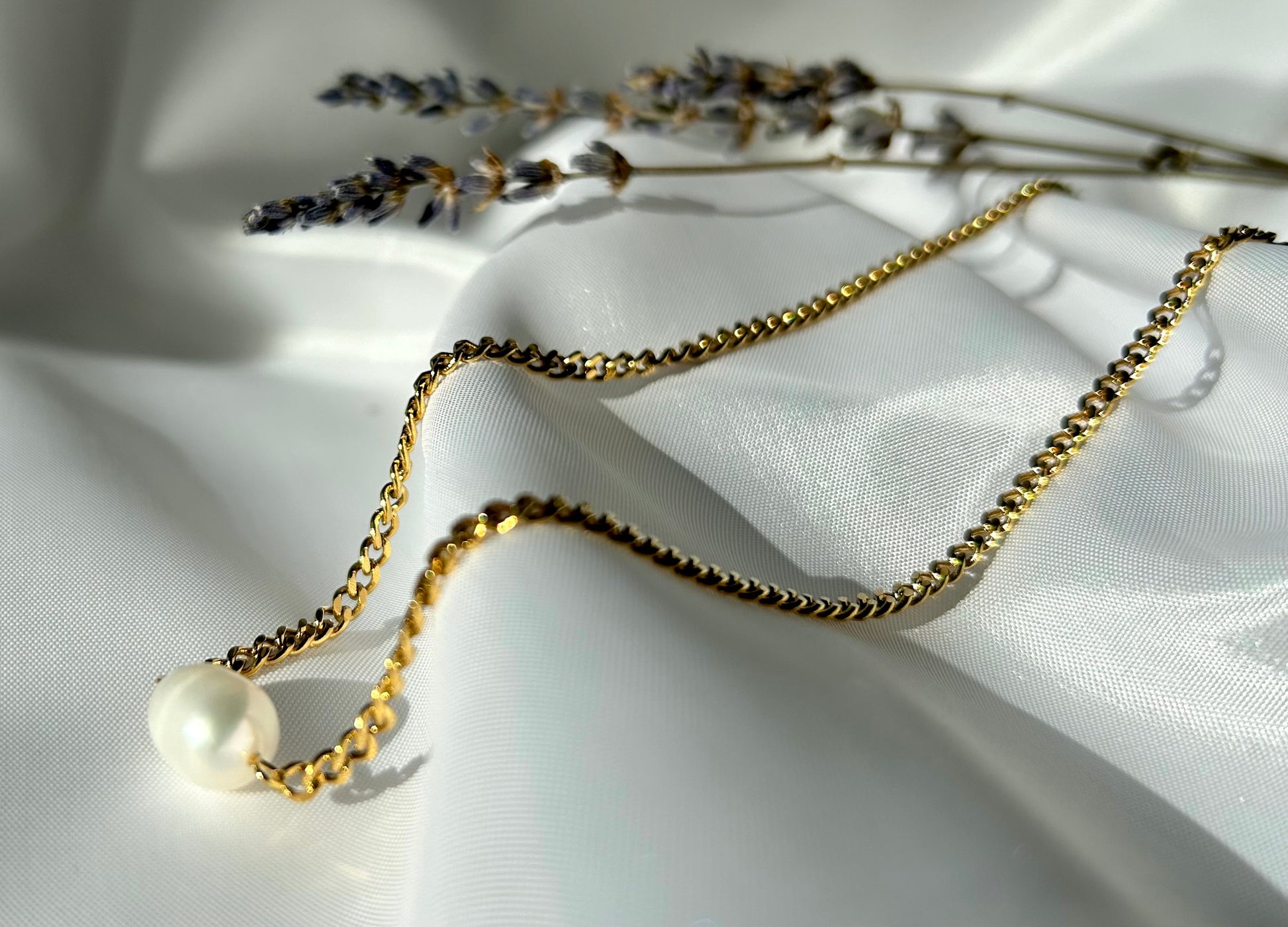 Diese wunderschöne Mona Perlenkette mit einer einzelnen Perle stellt eine Kombination aus zeitloser Eleganz und modernem Design dar. Die Gliederhalskette ist aus hochwertigem Edelstahl und daher nicht nur langlebig, sondern auch hypoallergen und wasserfest.
