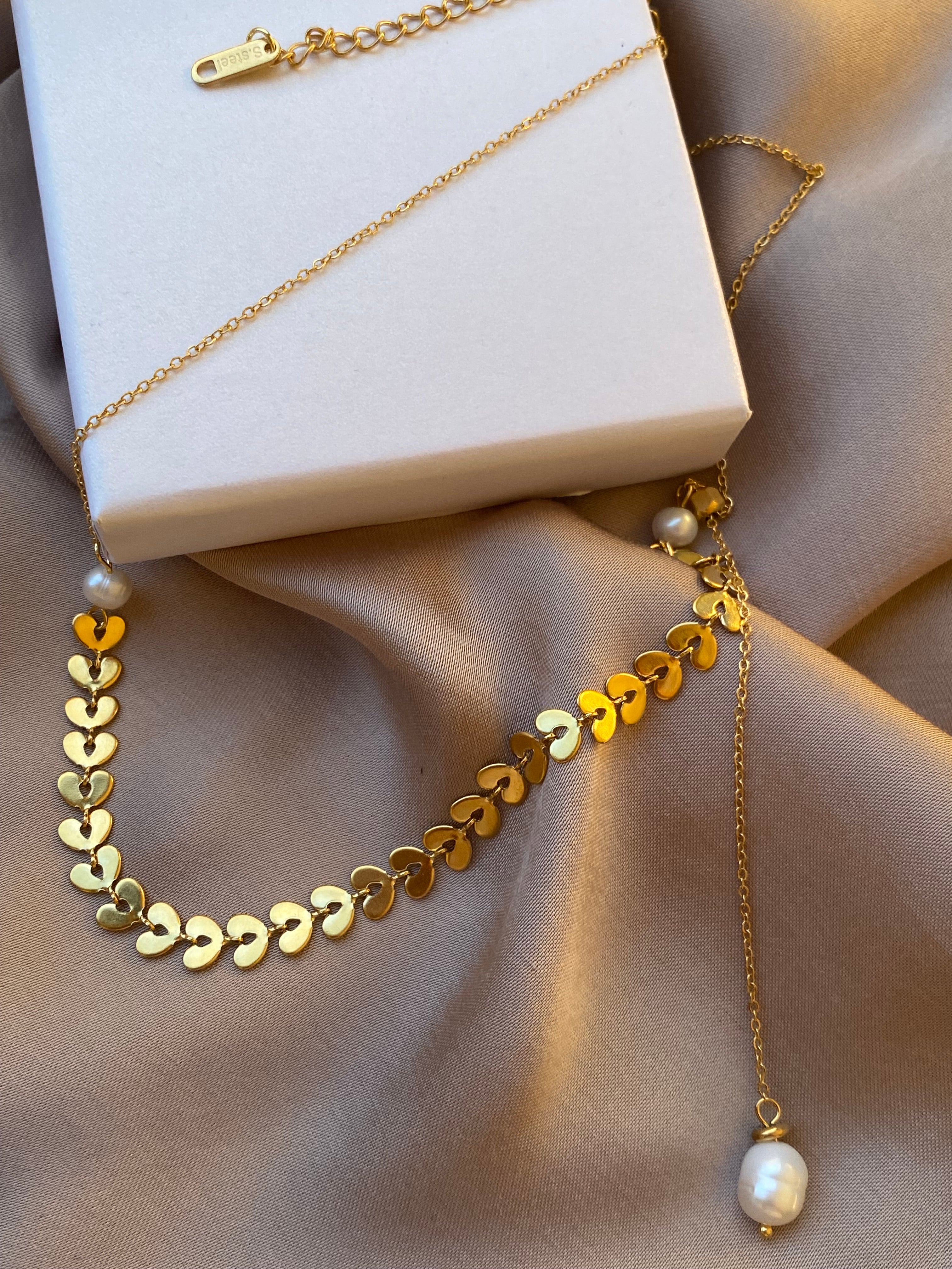 Die Gia Halskette ist ein elegantes und zeitloses Accessoire, das deinem Outfit einen Hauch von Eleganz und Raffinesse verleiht. Ihr minimalistisches Design ist dennoch ausdrucksstark und perfekt für dich, wenn du schlichte Schönheit schätzt.