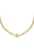 Diese Kenzo Gliederkette aus Edelstahl mit den verschlungenen Ringen ist nicht nur ein Schmuckstück, sondern erzählt eine Geschichte. Die beiden miteinander verschlungenen Ringe können als Symbol für Einheit, Liebe und Zusammengehörigkeit interpretiert werden. Diese tiefgreifende Bedeutung macht die Kette zu einem persönlichen Accessoire, das weit über den reinen ästhetischen Aspekt hinausgeht.
