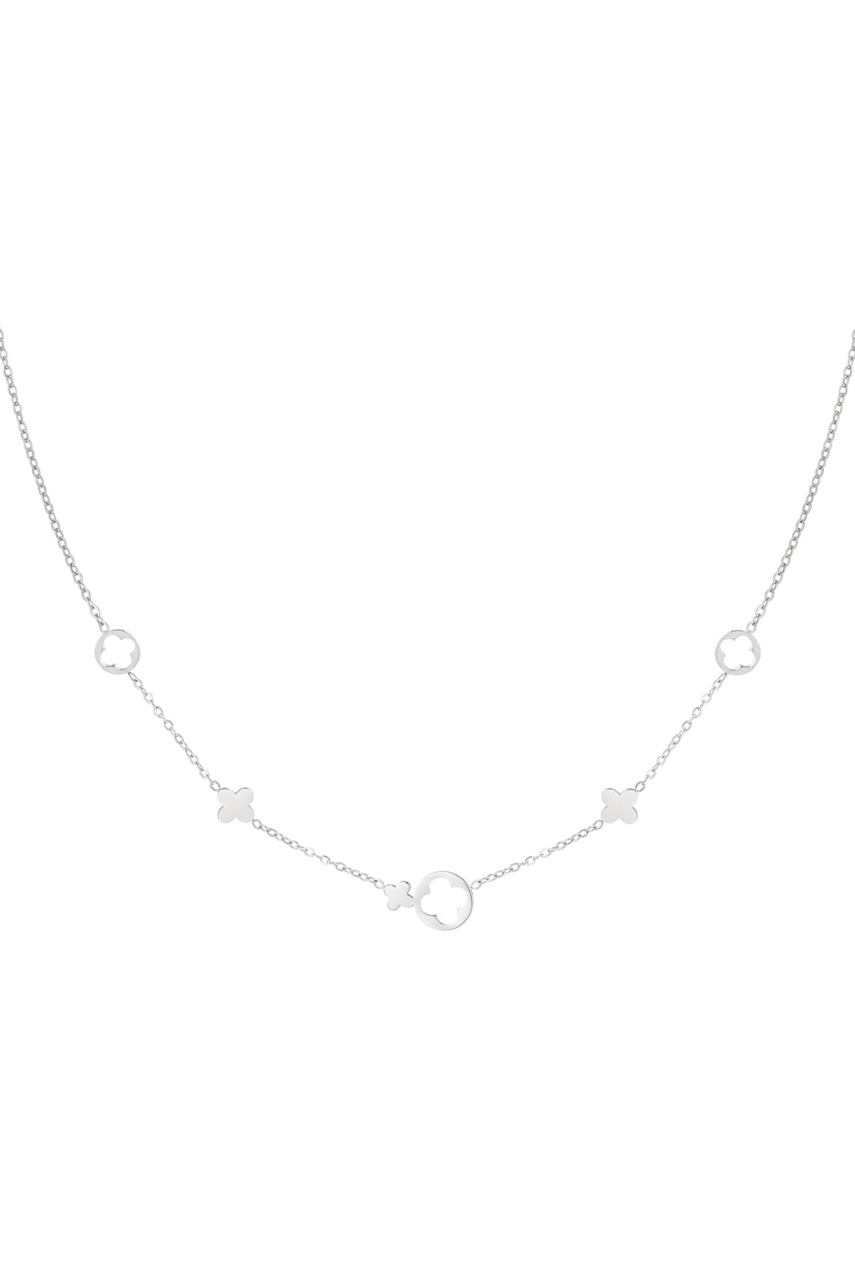 Entdecke mit der Clovie Kleeblatt-Halskette aus Edelstahl ein modernes und elegantes Accessoire, das deine Persönlichkeit unterstreicht. Hergestellt aus hochwertigem Edelstahl, ist sie bestens gerüstet, um den Herausforderungen des täglichen Lebens standzuhalten. Ihr minimalistisches Design vereint zeitlose Eleganz mit einem Hauch von Stil, was sie zu einem vielseitigen Schmuckstück für jeden Anlass macht: