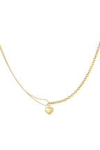 Entdecke die wunderschöne Mia Halskette aus Edelstahl – unser Bestseller! Diese Kette ist mit einem eleganten Herzanhänger versehen, der Deine feminine Ausstrahlung unterstreicht. Besonders reizvoll wirkt der kleine Herzanhänger am Ende der Kette, der perfekt zur Geltung kommt, wenn Du ein V-Ausschnitt-Oberteil trägst.