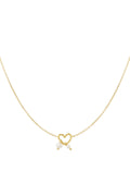 Die Halskette Nora aus Edelstahl ist ein stilvolles Accessoire, das durch seinen charmanten Herzanhänger und zwei dezente Perlen besticht. Der Herzanhänger symbolisiert Liebe und Verbundenheit, was die Kette ideal als Geschenk oder als Ausdruck der eigenen Persönlichkeit macht.