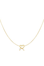 Die Halskette Nora aus Edelstahl ist ein stilvolles Accessoire, das durch seinen charmanten Herzanhänger und zwei dezente Perlen besticht. Der Herzanhänger symbolisiert Liebe und Verbundenheit, was die Kette ideal als Geschenk oder als Ausdruck der eigenen Persönlichkeit macht.