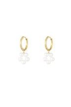 Entdecke unsere charmanten Pearly Creolen, verziert mit zarten Blumenperlen – die perfekte Ergänzung für einen verspielten und femininen Look! Die abnehmbaren Blumenanhänger ermöglichen es dir, die Creolen auch als schlichte Mini-Creolen zu tragen. Hergestellt aus hochwertigem Edelstahl und veredelt mit 14K Vergoldung, sind diese Ohrringe ein vielseitiges und stilvolles Accessoire für jede Gelegenheit.