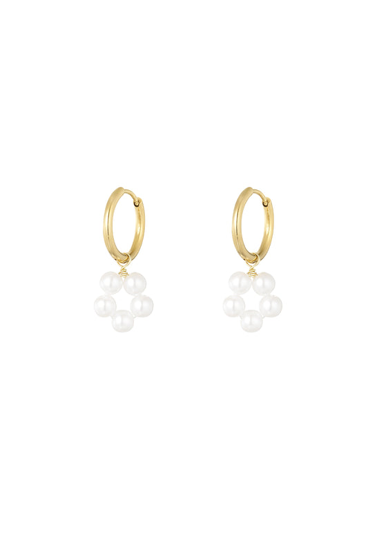 Entdecke unsere charmanten Pearly Creolen, verziert mit zarten Blumenperlen – die perfekte Ergänzung für einen verspielten und femininen Look! Die abnehmbaren Blumenanhänger ermöglichen es dir, die Creolen auch als schlichte Mini-Creolen zu tragen. Hergestellt aus hochwertigem Edelstahl und veredelt mit 14K Vergoldung, sind diese Ohrringe ein vielseitiges und stilvolles Accessoire für jede Gelegenheit.