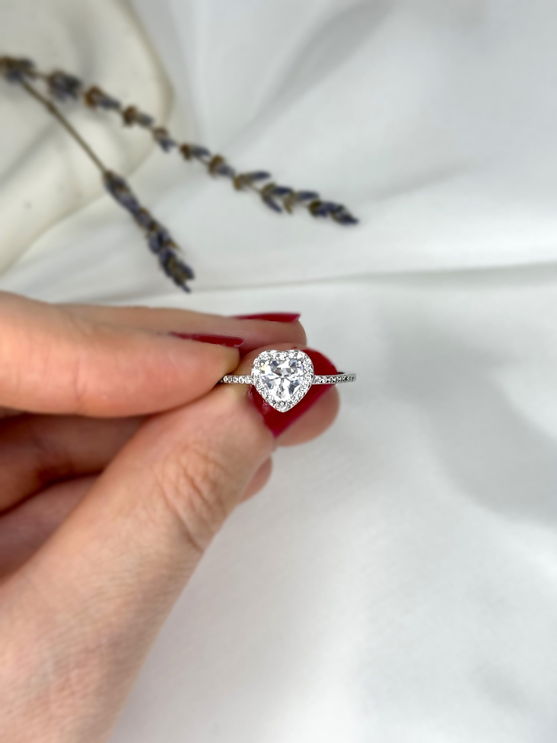 Entdecke unseren wunderschönen Verlobungsring Malia in Herzform aus 925er Sterling-Silber und 5A Zirkoniasteinen. Dieser elegante Ring ist perfekt, um eure Liebe zu feiern und den besonderen Moment der Verlobung unvergesslich zu machen. Ein zeitloses Schmuckstück, das die Einzigartigkeit eurer Beziehung hervorhebt und für immer in Erinnerung bleibt.