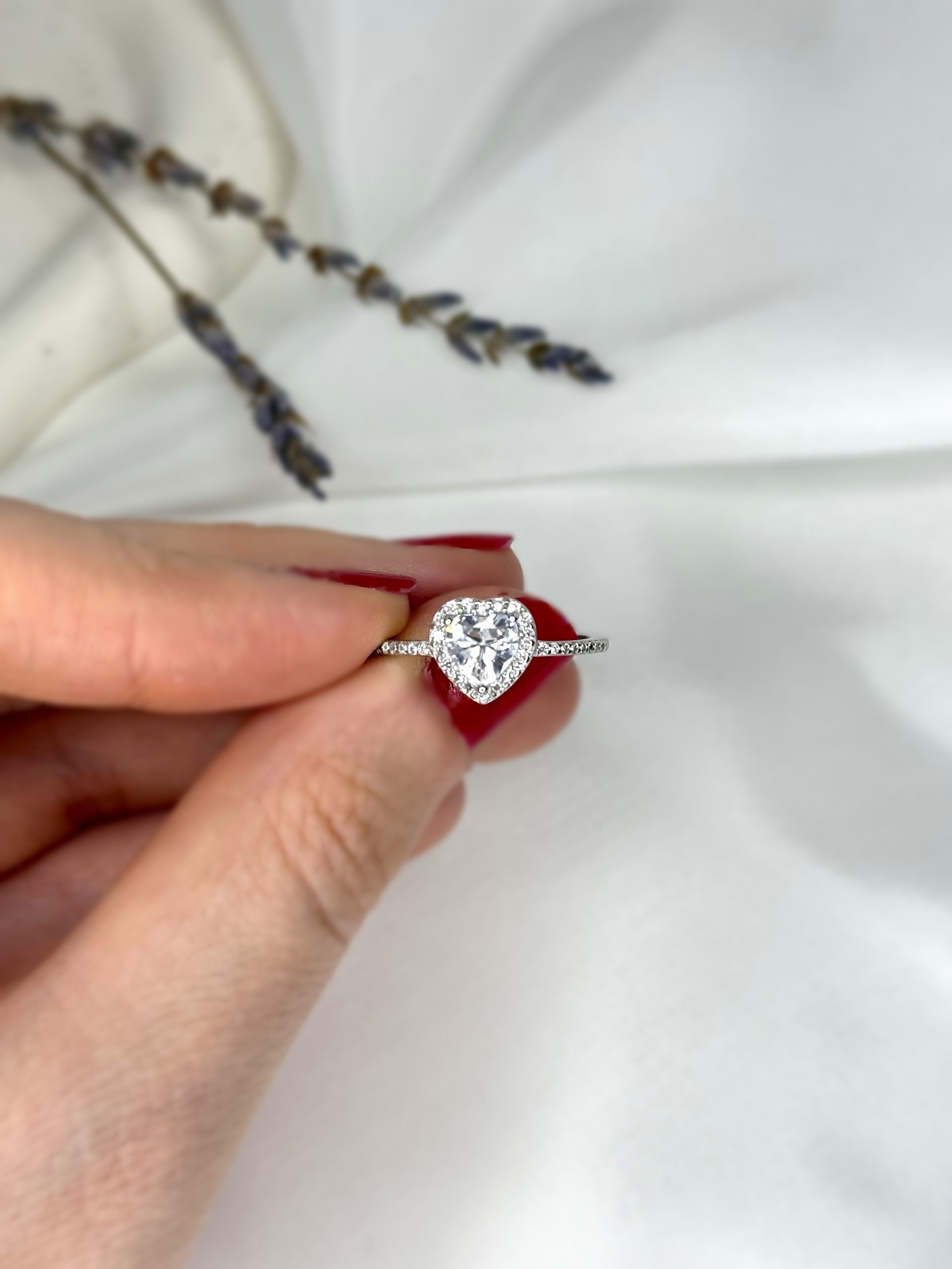 Entdecke unseren wunderschönen Verlobungsring Malia in Herzform aus 925er Sterling-Silber und 5A Zirkoniasteinen. Dieser elegante Ring ist perfekt, um eure Liebe zu feiern und den besonderen Moment der Verlobung unvergesslich zu machen. Ein zeitloses Schmuckstück, das die Einzigartigkeit eurer Beziehung hervorhebt und für immer in Erinnerung bleibt.