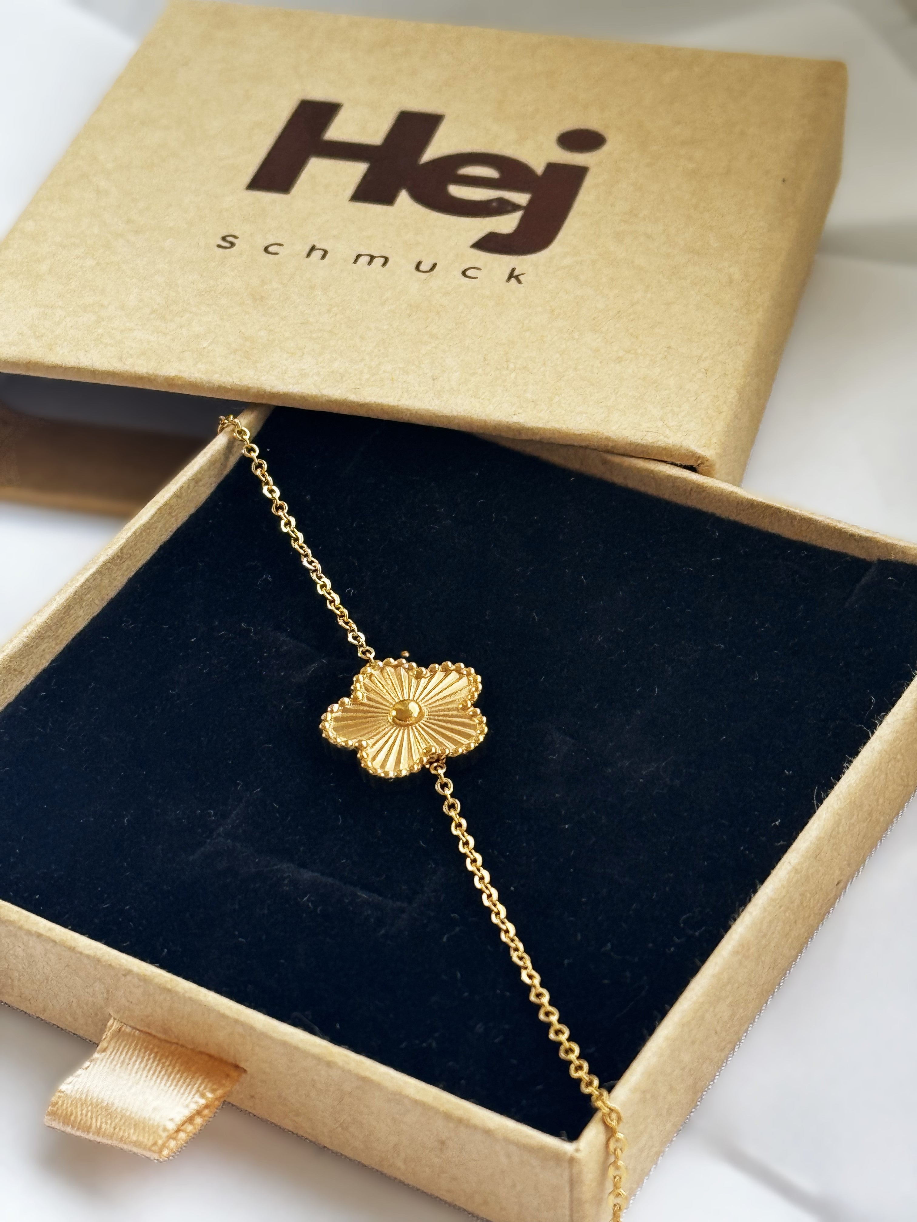 Das Design des Armbands ist von einem Kleeblatt inspiriert, das als Symbol für Glück und Wohlstand steht. Die zarten Linien und geschmeidigen Kurven verleihen dem Armband eine feminine Note, die es zu einem vielseitigen Begleiter für jeden Anlass macht.