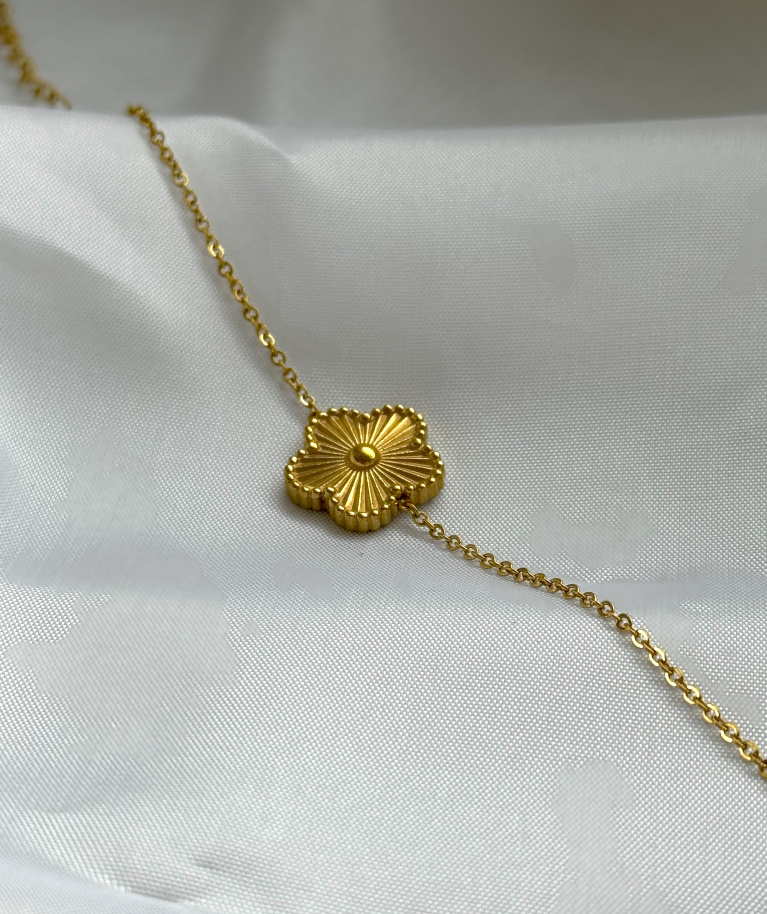 Das Design des Armbands ist von einem Kleeblatt inspiriert, das als Symbol für Glück und Wohlstand steht. Die zarten Linien und geschmeidigen Kurven verleihen dem Armband eine feminine Note, die es zu einem vielseitigen Begleiter für jeden Anlass macht.