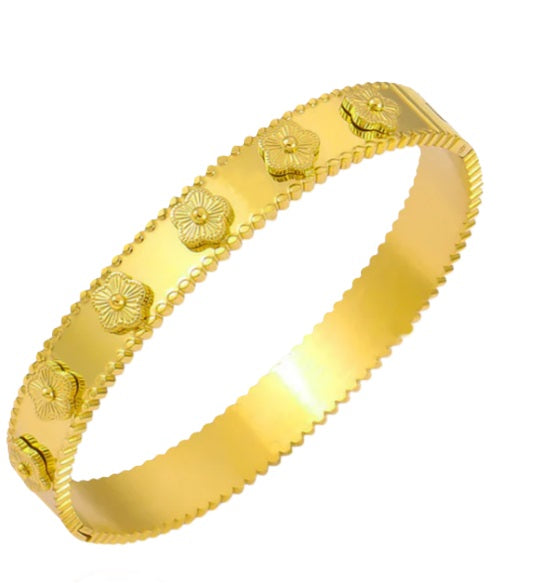 Massiver goldener Victoria Armreif aus 18k vergoldetem Edelstahl mit sieben aufgesetzten Blütenmotiven und geriffelten Kanten