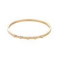 Goldener flacher Armreif Modell Pure aus 14k vergoldetem Edelstahl mit kleinen Herzen und funkelnden Kristallen auf weißem Hintergrund