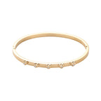 Goldener flacher Armreif Modell Pure aus 14k vergoldetem Edelstahl mit kleinen Herzen und funkelnden Kristallen auf weißem Hintergrund