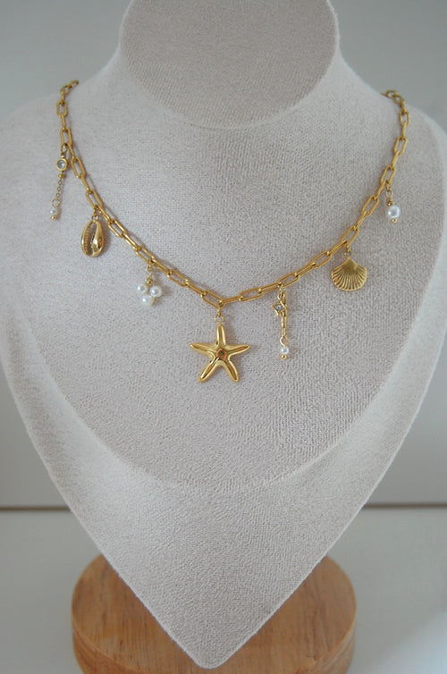 Beachy Charm Halskette Gold mit Seestern und Muschel Anhängern, wasserfester Edelstahl 14k vergoldet, maritimer Schmuck Hejschmuck.