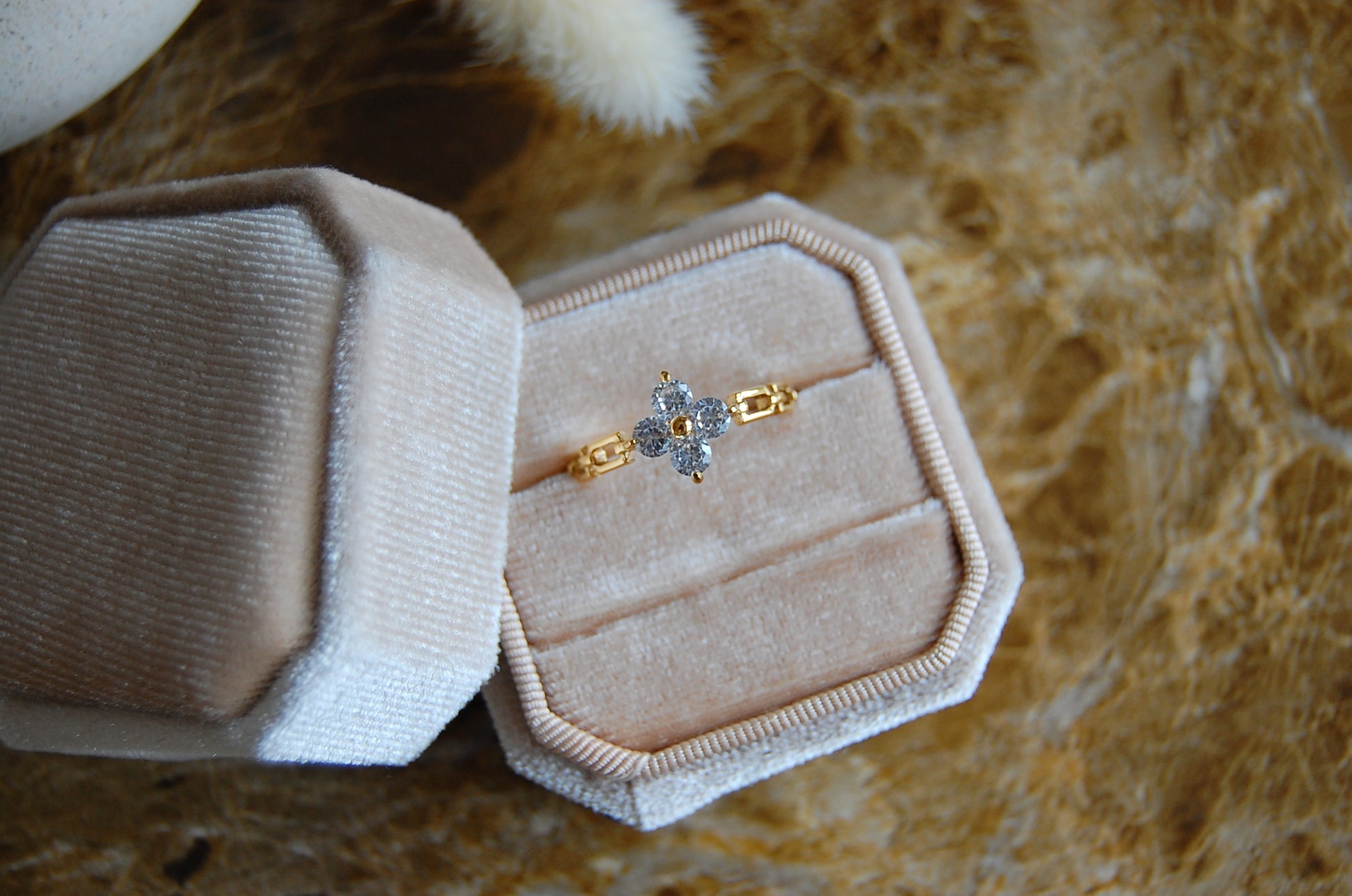 Damenring aus Edelstahl und vergoldet mit feiner Zirkonia-Blüte