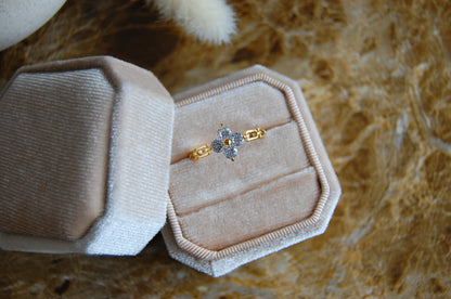 Damenring aus Edelstahl und vergoldet mit feiner Zirkonia-Blüte