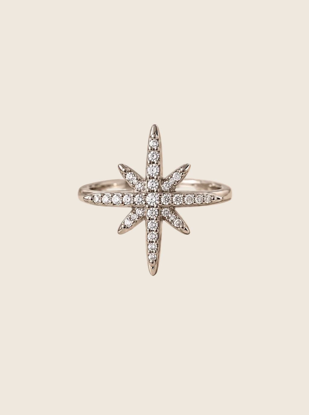 Nahaufnahme des Northern Star Pavé Rings in Silber mit funkelnden Zirkonia-Kristallen auf Naturstein.