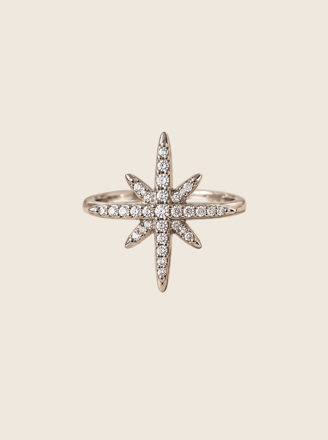 Nahaufnahme des Northern Star Pavé Rings in Silber mit funkelnden Zirkonia-Kristallen auf Naturstein.