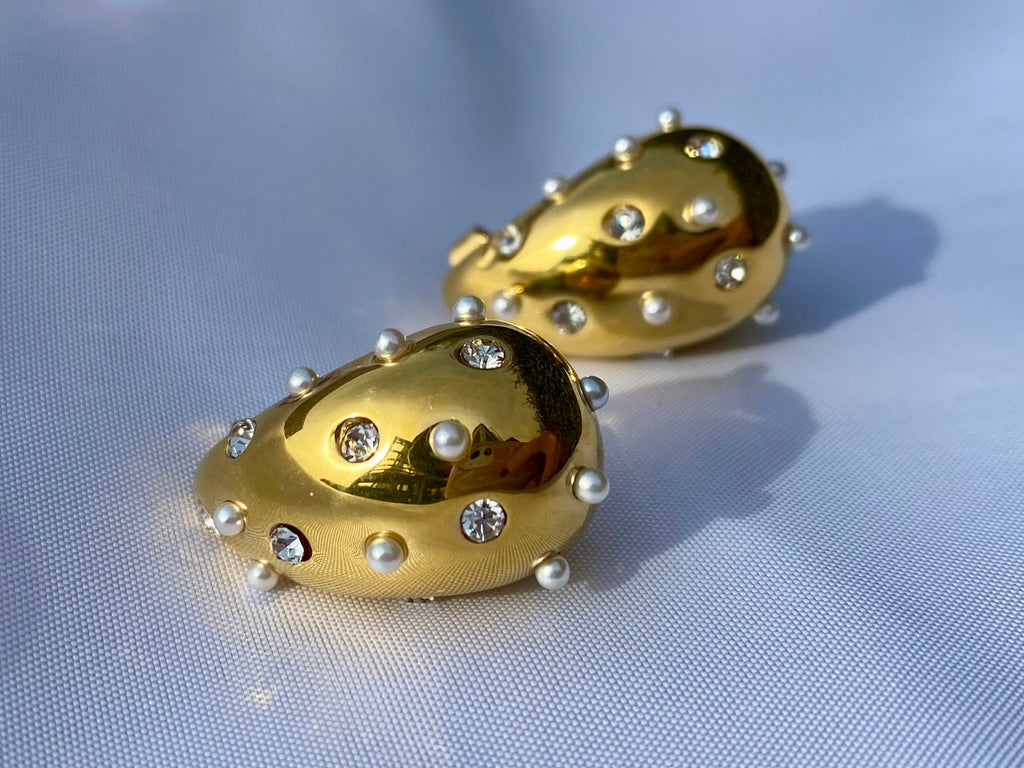 Mit diesen auffälligen Chunky Tear Drop Ohrringen wird dein Look zeitlos elegant und glamourös. Diese wunderschönen Ohrringe sind aus hochwertigem Edelstahl gefertigt und mit einer 18-karätigen Vergoldung überzogen, um dir ein langlebiges und stilvolles Schmuckstück zu bieten.