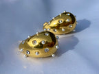 Mit diesen auffälligen Chunky Tear Drop Ohrringen wird dein Look zeitlos elegant und glamourös. Diese wunderschönen Ohrringe sind aus hochwertigem Edelstahl gefertigt und mit einer 18-karätigen Vergoldung überzogen, um dir ein langlebiges und stilvolles Schmuckstück zu bieten.