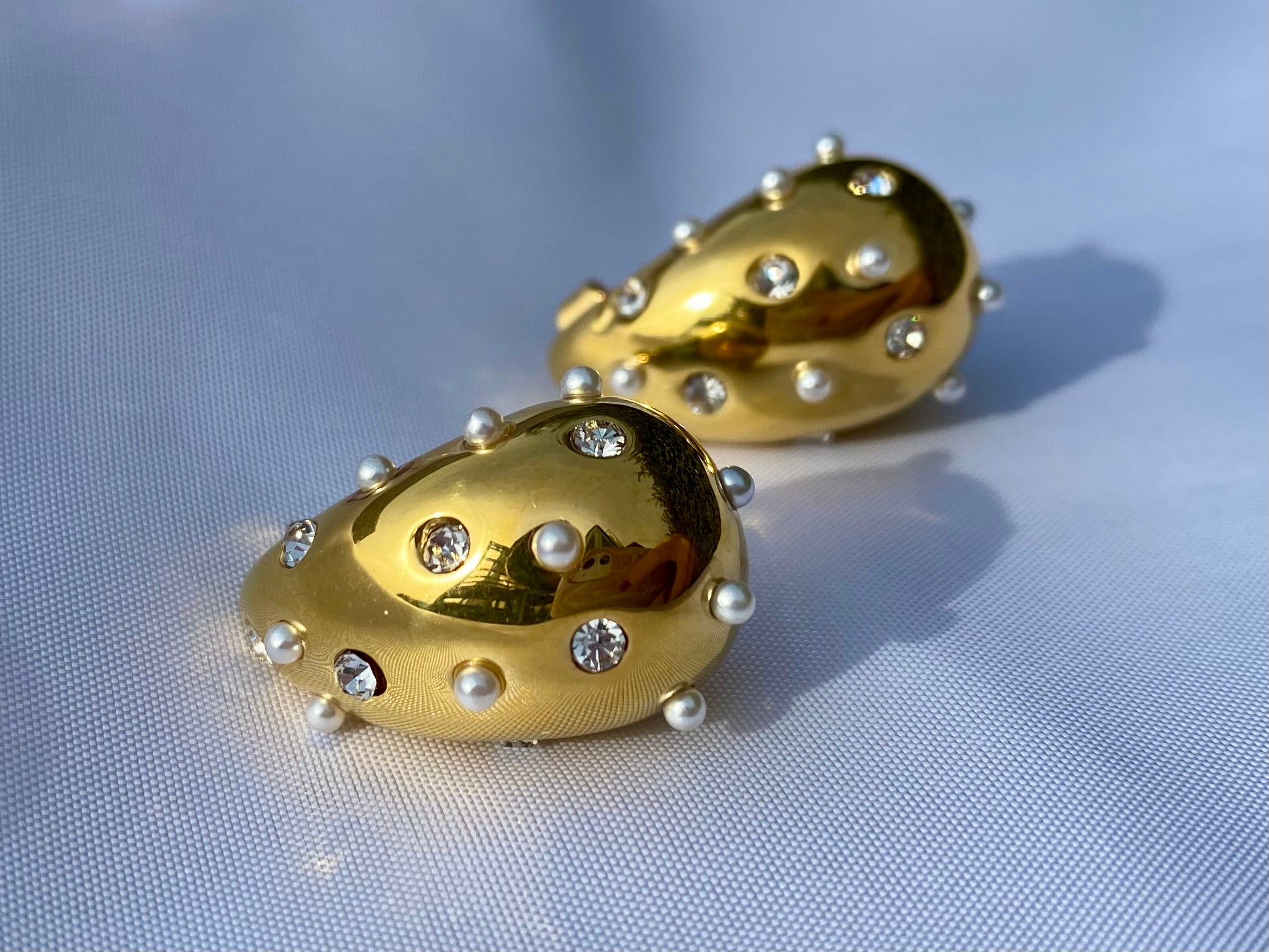 Mit diesen auffälligen Chunky Tear Drop Ohrringen wird dein Look zeitlos elegant und glamourös. Diese wunderschönen Ohrringe sind aus hochwertigem Edelstahl gefertigt und mit einer 18-karätigen Vergoldung überzogen, um dir ein langlebiges und stilvolles Schmuckstück zu bieten.