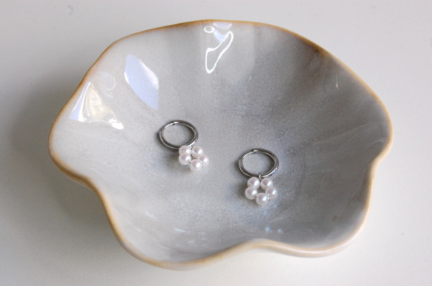 Entdecke unsere charmanten Pearly Creolen, verziert mit zarten Blumenperlen – die perfekte Ergänzung für einen verspielten und femininen Look! Die abnehmbaren Blumenanhänger ermöglichen es dir, die Creolen auch als schlichte Mini-Creolen zu tragen. Hergestellt aus hochwertigem Edelstahl, sind diese silberne Ohrringe ein vielseitiges und stilvolles Accessoire für jede Gelegenheit.