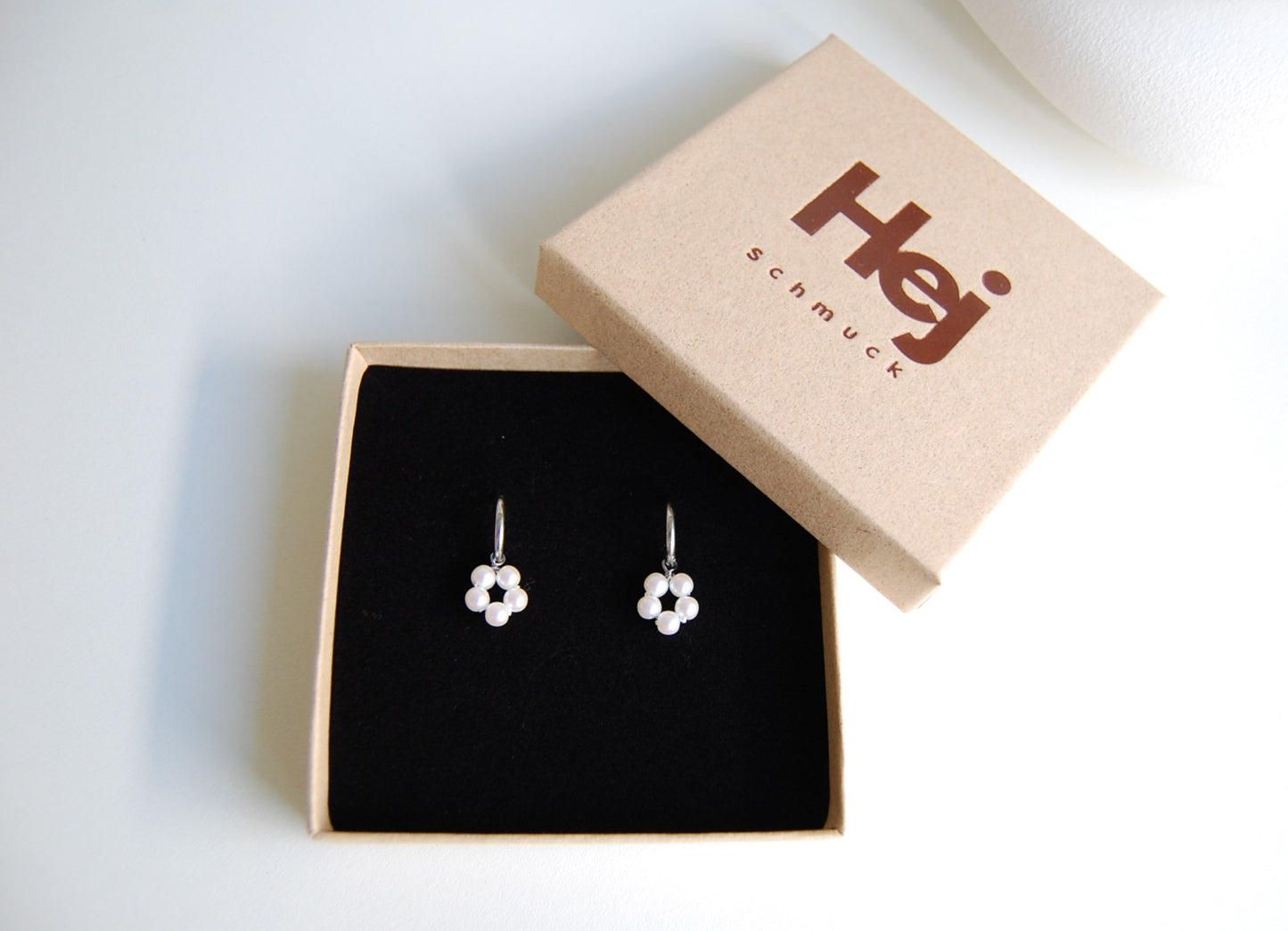 Entdecke unsere charmanten Pearly Creolen, verziert mit zarten Blumenperlen – die perfekte Ergänzung für einen verspielten und femininen Look! Die abnehmbaren Blumenanhänger ermöglichen es dir, die Creolen auch als schlichte Mini-Creolen zu tragen. Hergestellt aus hochwertigem Edelstahl, sind diese silberne Ohrringe ein vielseitiges und stilvolles Accessoire für jede Gelegenheit.