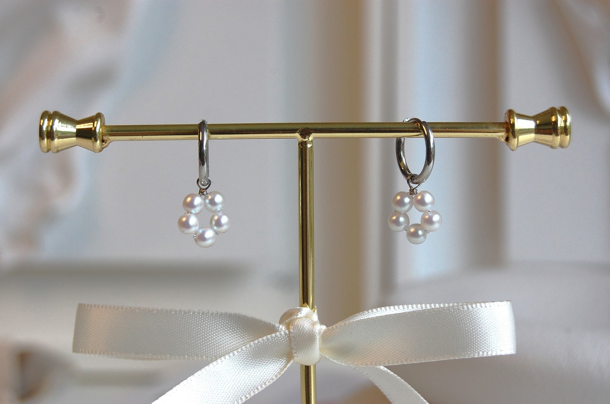 Entdecke unsere charmanten Pearly Creolen, verziert mit zarten Blumenperlen – die perfekte Ergänzung für einen verspielten und femininen Look! Die abnehmbaren Blumenanhänger ermöglichen es dir, die Creolen auch als schlichte Mini-Creolen zu tragen. Hergestellt aus hochwertigem Edelstahl, sind diese silberne Ohrringe ein vielseitiges und stilvolles Accessoire für jede Gelegenheit.