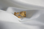 Der Sara-Ring ist ein bezaubernder Kleeblattring, der mehr als nur ein Accessoire ist – er ist eine Hommage an die natürliche Schönheit. Verstellbar und aus Edelstahl gefertigt, mit einer 14k Vergoldung, unterstreicht dieses stilvolle und bedeutungsvolle Schmuckstück perfekt deine Persönlichkeit und deinen Stil.