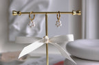 Entdecke unsere charmanten Pearly Creolen, verziert mit zarten Blumenperlen – die perfekte Ergänzung für einen verspielten und femininen Look! Die abnehmbaren Blumenanhänger ermöglichen es dir, die Creolen auch als schlichte Mini-Creolen zu tragen. Hergestellt aus hochwertigem Edelstahl und veredelt mit 14K Vergoldung, sind diese Ohrringe ein vielseitiges und stilvolles Accessoire für jede Gelegenheit.