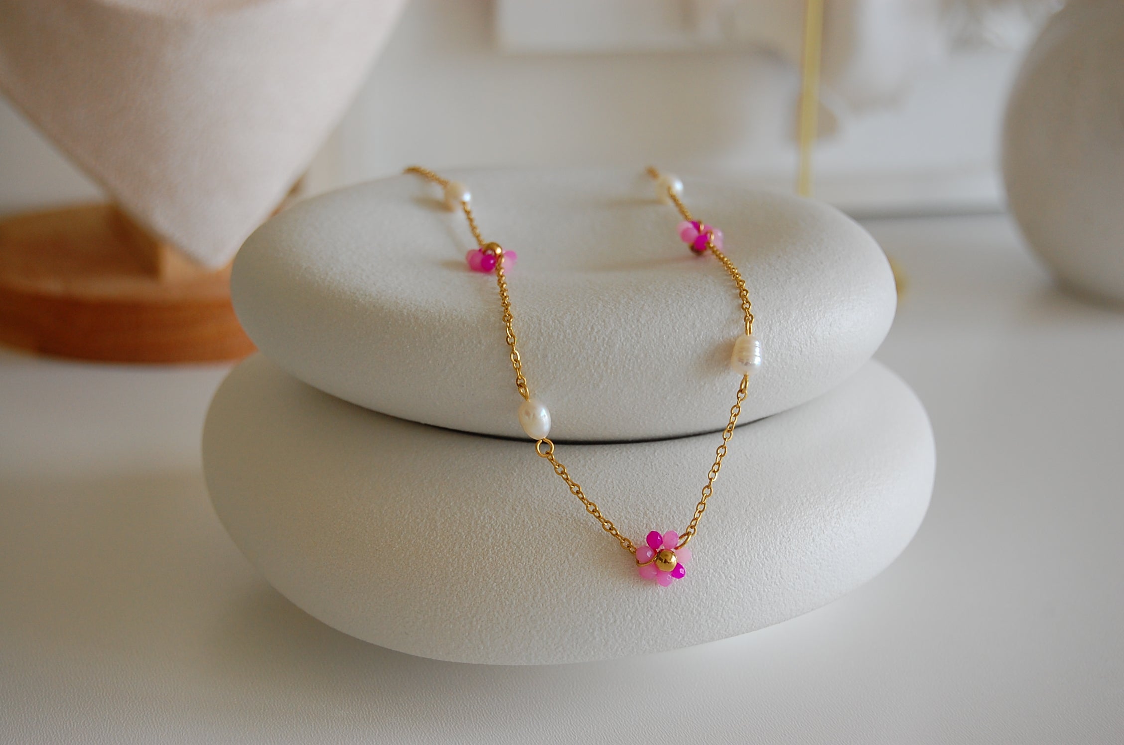 Die Fiona Halskette ist das perfekte Accessoire für den Sommer. Hergestellt aus Edelstahl, bietet sie nicht nur Langlebigkeit, sondern auch eine stilvolle Ergänzung zu jedem Outfit. Die pinken Blumenperlen verleihen der Halskette einen Hauch von Eleganz und verspielter Romantik, ideal für sonnige Tage.