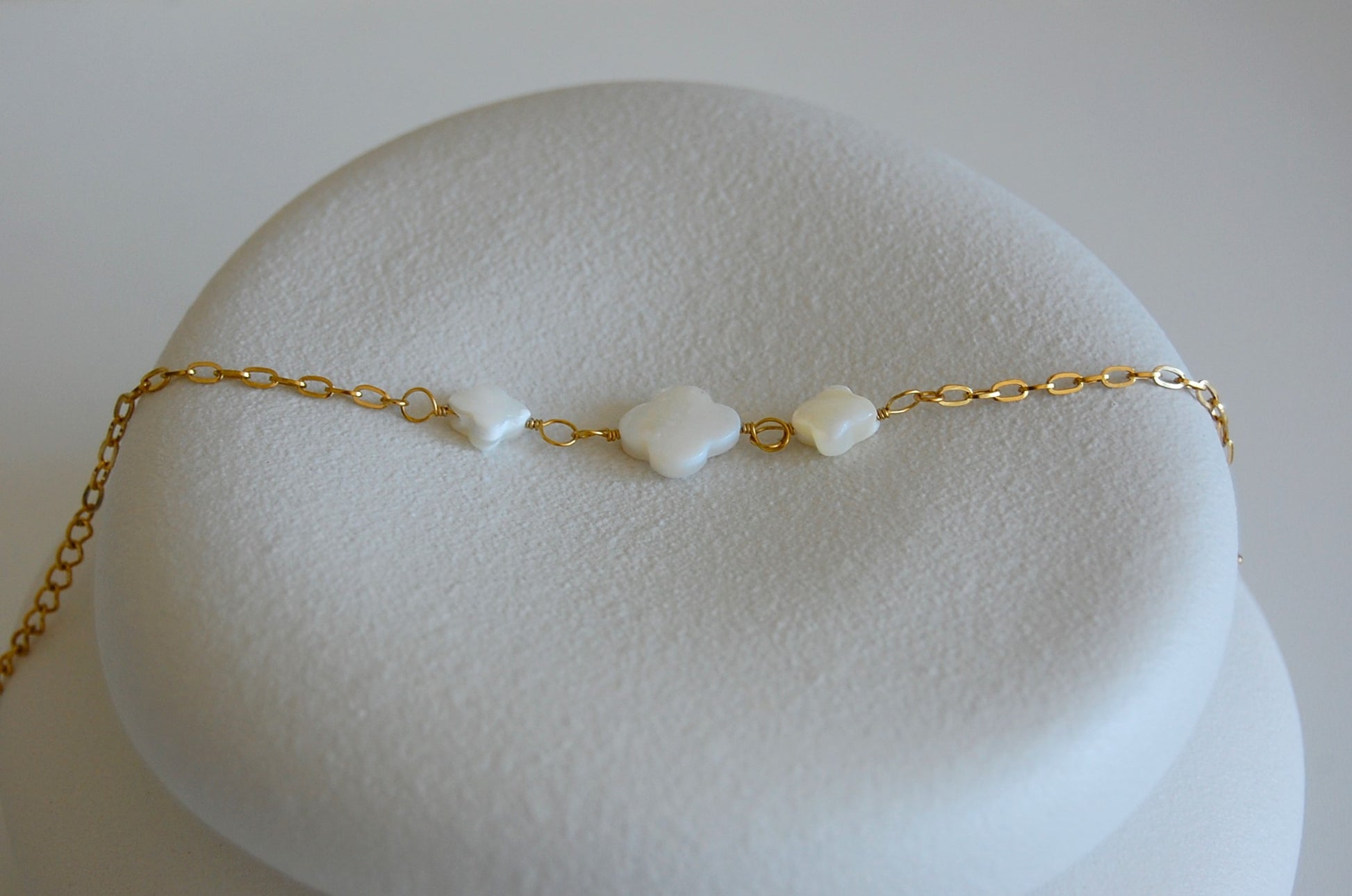 Entdecke die zarte Eleganz des Viola Armbands mit drei weißen Kleeblättern aus Perlmutt. Gefertigt aus Edelstahl, verleiht es deinem Handgelenk sommerliche Leichtigkeit und zeitlose Schönheit.