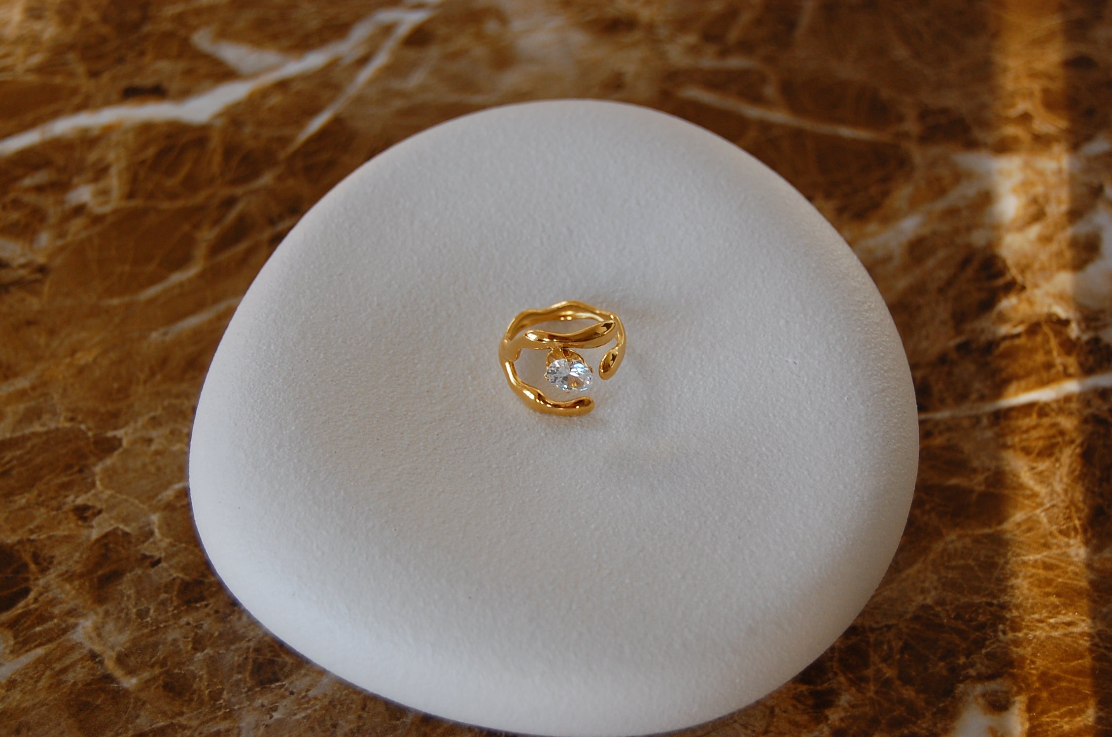 Gina Ring aus Edelstahl mit funkelndem Kristall und geschwungener Form, verstellbar