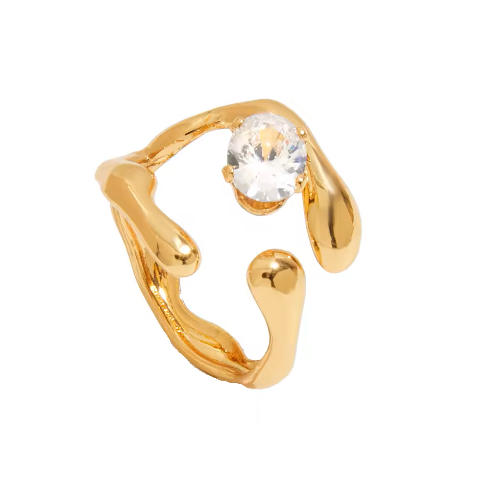 GINA Ring verstellbar aus 18k vergoldetem Edelstahl mit skulpturalem Wellen-Design und zentralem Zirkonia-Solitär.