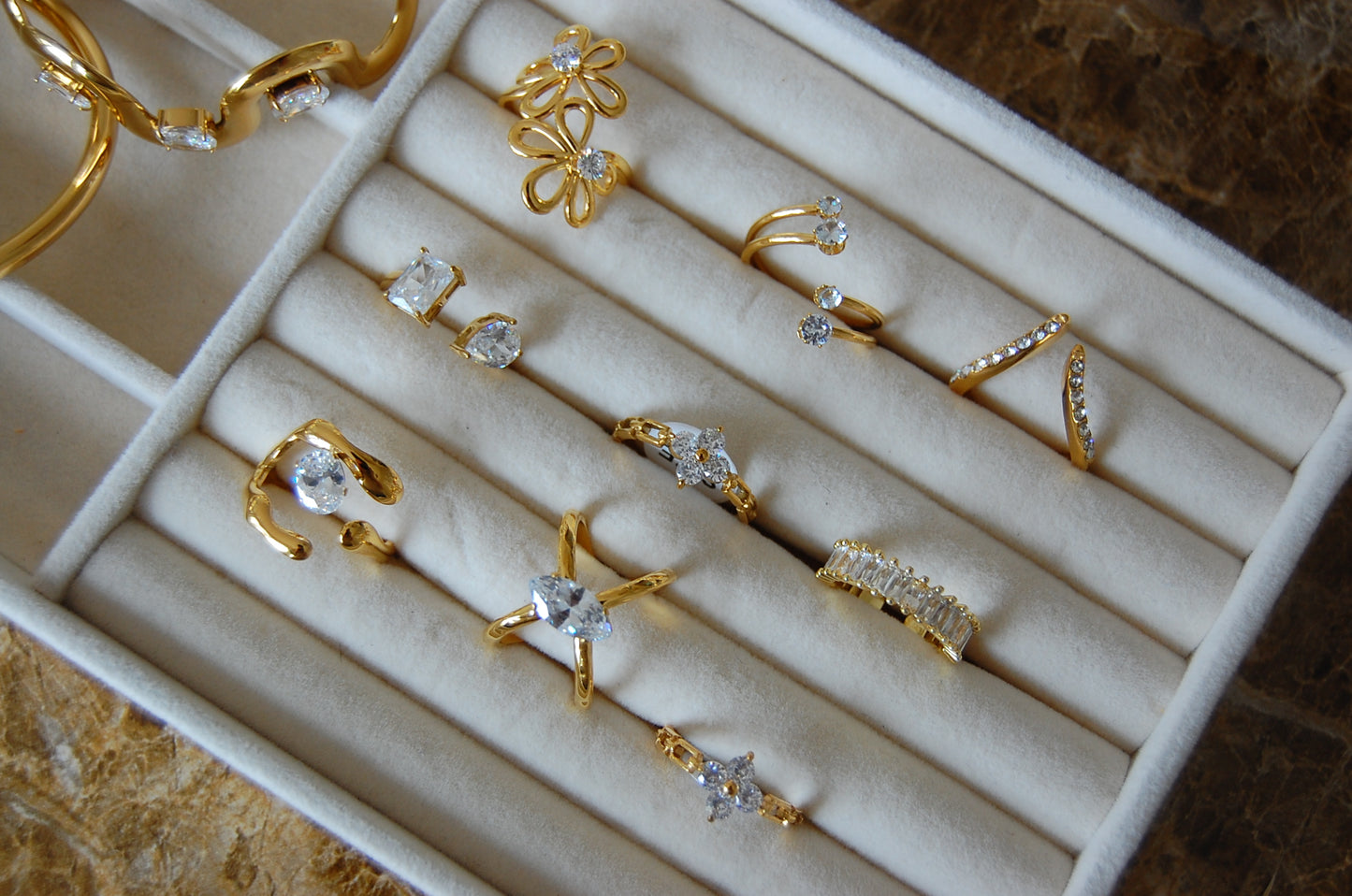 Gina Ring aus Edelstahl mit funkelndem Kristall und geschwungener Form, verstellbar