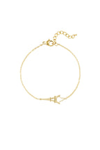 Filigranes goldenes Armband aus Edelstahl mit Eiffelturm-Anhänger und Karabinerverschluss vor weißem Hintergrund.