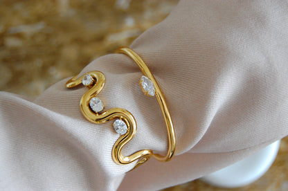 Flow Wellenarmreif aus 18K vergoldetem Edelstahl mit funkelnden Zirkoniasteinchen