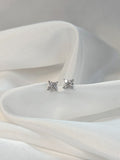 Hergestellt aus hochwertigem Sterlingsilber, präsentieren die Rose Ohrringe ein zartes Gänseblümchen-Design, verziert mit vier kleinen Zirkoniasteinen. Die Kombination aus schlichter und moderner Eleganz macht diese Ohrringe vielseitig kombinierbar, sodass du sie sowohl im Alltag als auch zu besonderen Anlässen tragen kannst.