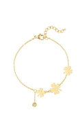 Filigranes goldenes Nancy Armband aus 14k vergoldetem Edelstahl mit drei Kleeblatt-Anhängern und einem runden Kristall-Charm auf weißem Hintergrund.