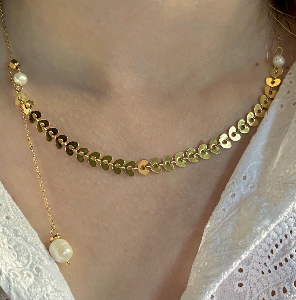 Die Gia Halskette ist ein elegantes und zeitloses Accessoire, das deinem Outfit einen Hauch von Eleganz und Raffinesse verleiht. Ihr minimalistisches Design ist dennoch ausdrucksstark und perfekt für dich, wenn du schlichte Schönheit schätzt.