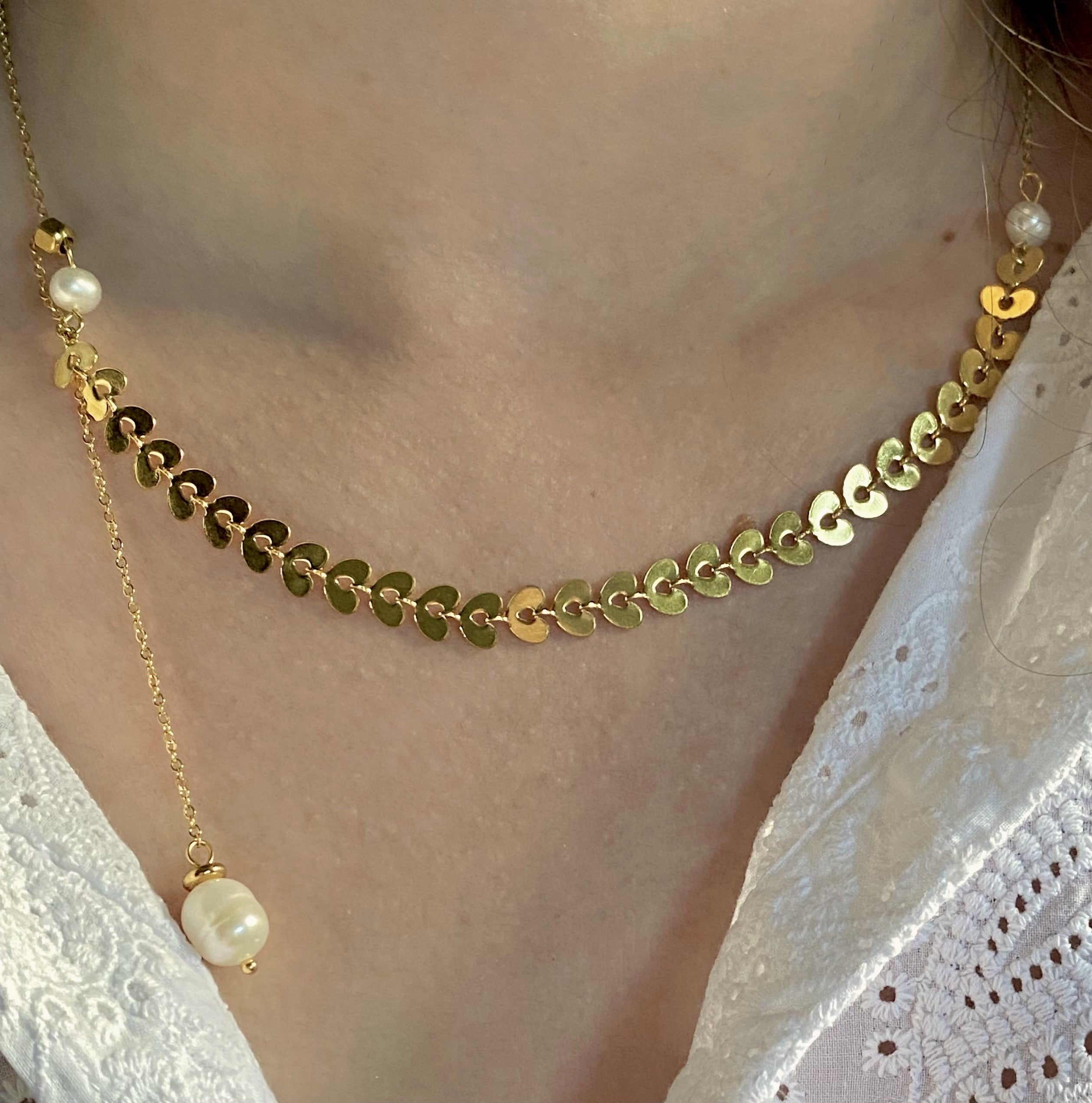 Die Gia Halskette ist ein elegantes und zeitloses Accessoire, das deinem Outfit einen Hauch von Eleganz und Raffinesse verleiht. Ihr minimalistisches Design ist dennoch ausdrucksstark und perfekt für dich, wenn du schlichte Schönheit schätzt.