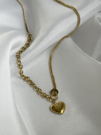 Entdecke die wunderschöne Mia Halskette aus Edelstahl – unser Bestseller! Diese Kette ist mit einem eleganten Herzanhänger versehen, der Deine feminine Ausstrahlung unterstreicht. Besonders reizvoll wirkt der kleine Herzanhänger am Ende der Kette, der perfekt zur Geltung kommt, wenn Du ein V-Ausschnitt-Oberteil trägst.
