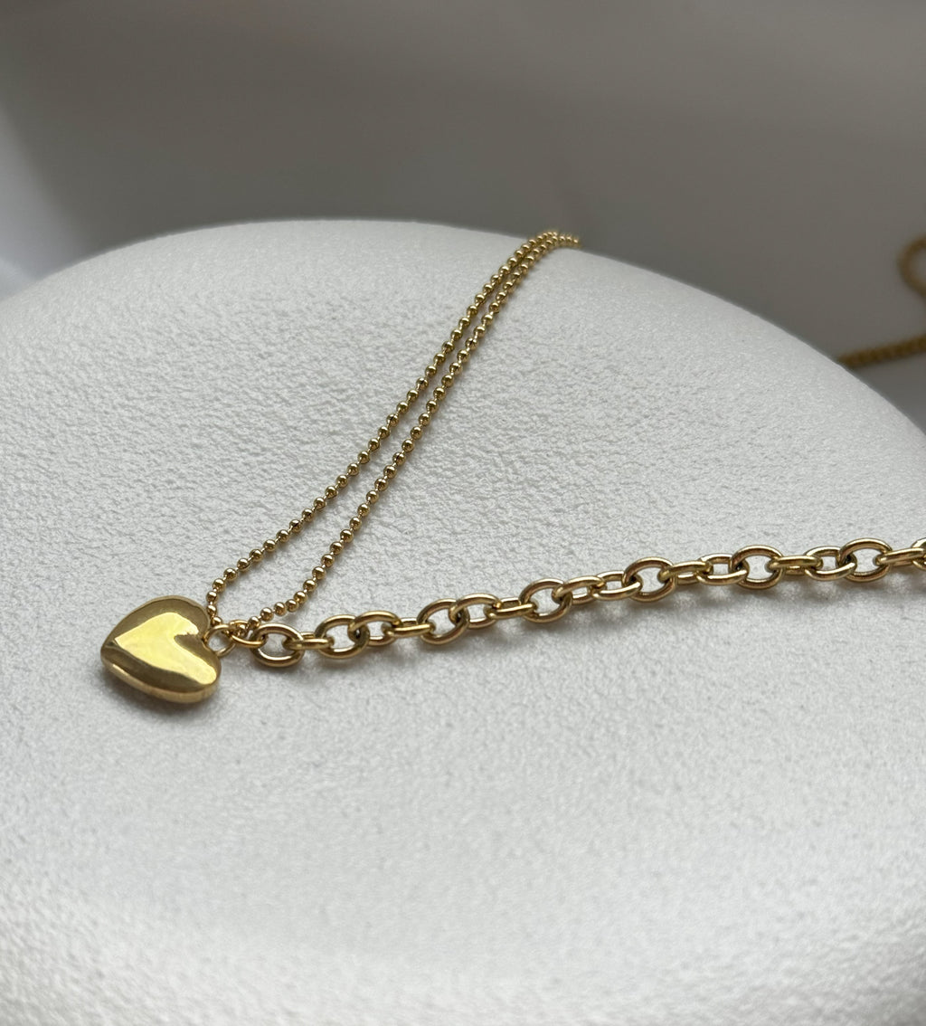 Entdecke die wunderschöne Mia Halskette aus Edelstahl – unser Bestseller! Diese Kette ist mit einem eleganten Herzanhänger versehen, der Deine feminine Ausstrahlung unterstreicht. Besonders reizvoll wirkt der kleine Herzanhänger am Ende der Kette, der perfekt zur Geltung kommt, wenn Du ein V-Ausschnitt-Oberteil trägst.