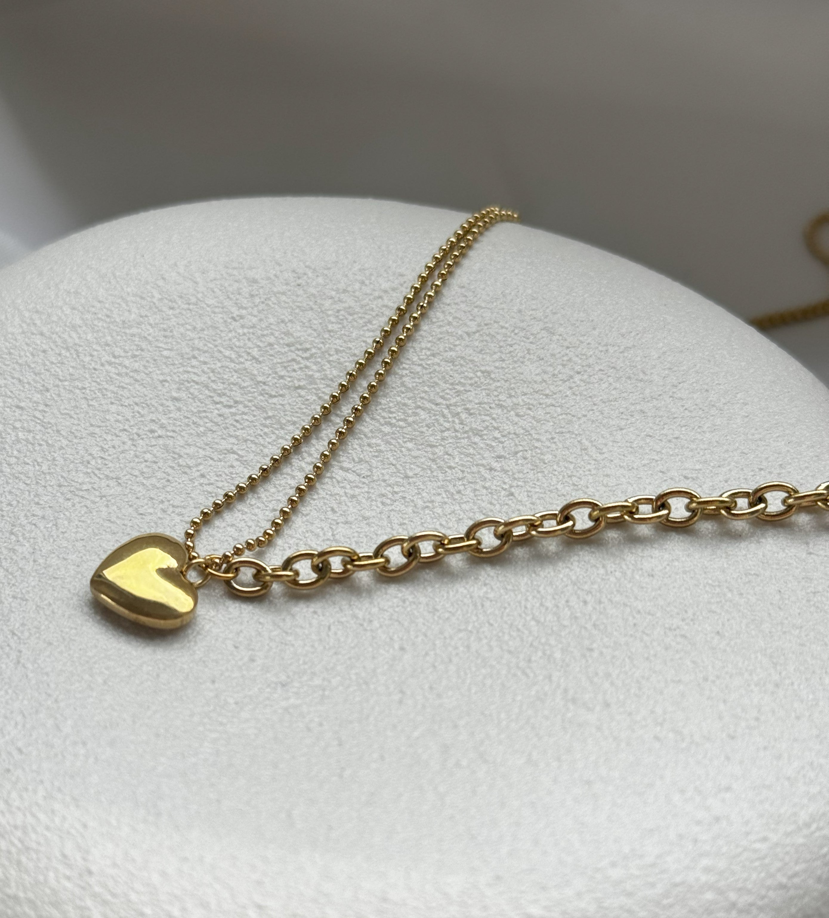 Entdecke die wunderschöne Mia Halskette aus Edelstahl – unser Bestseller! Diese Kette ist mit einem eleganten Herzanhänger versehen, der Deine feminine Ausstrahlung unterstreicht. Besonders reizvoll wirkt der kleine Herzanhänger am Ende der Kette, der perfekt zur Geltung kommt, wenn Du ein V-Ausschnitt-Oberteil trägst.