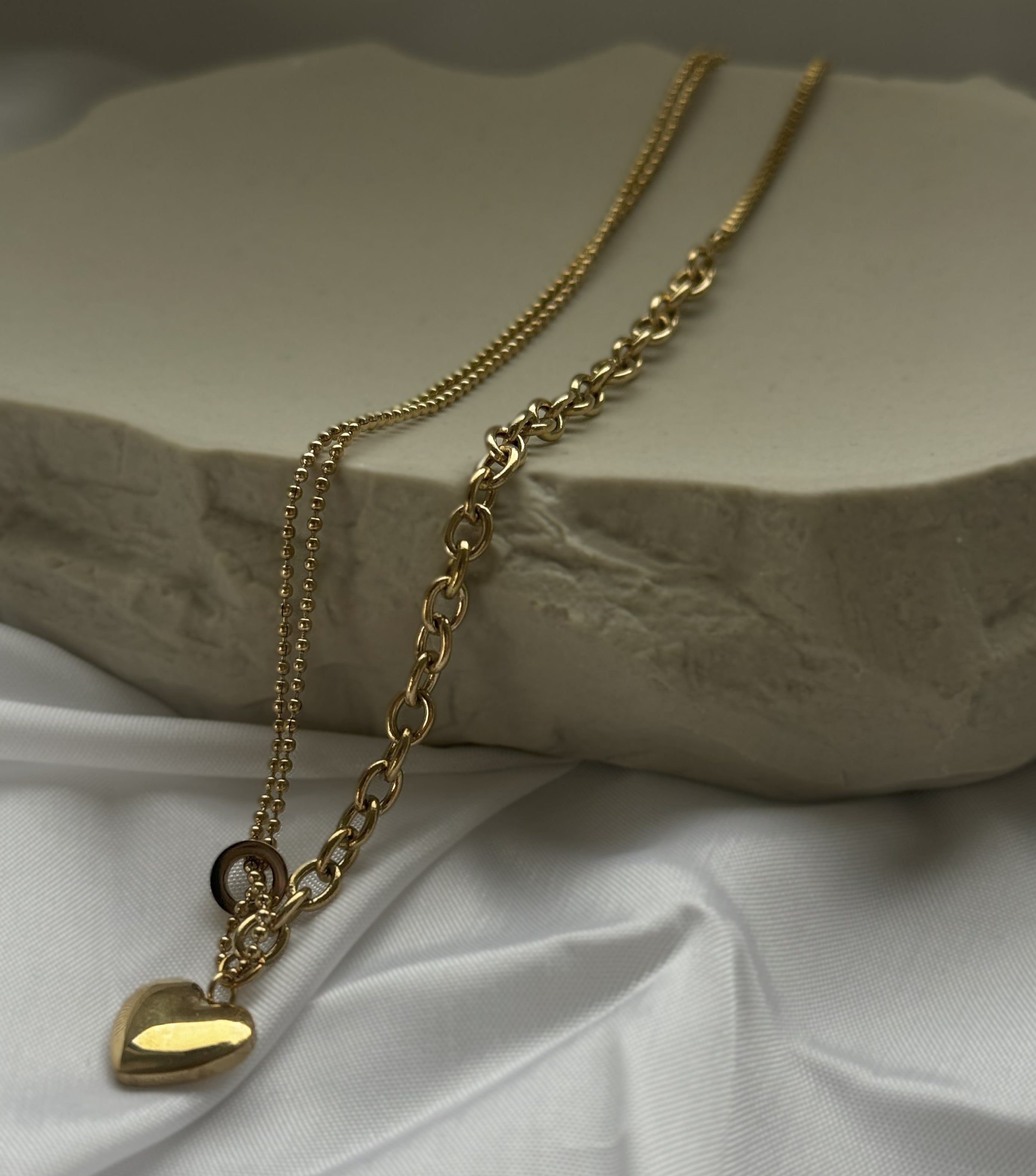 Entdecke die wunderschöne Mia Halskette aus Edelstahl – unser Bestseller! Diese Kette ist mit einem eleganten Herzanhänger versehen, der Deine feminine Ausstrahlung unterstreicht. Besonders reizvoll wirkt der kleine Herzanhänger am Ende der Kette, der perfekt zur Geltung kommt, wenn Du ein V-Ausschnitt-Oberteil trägst.