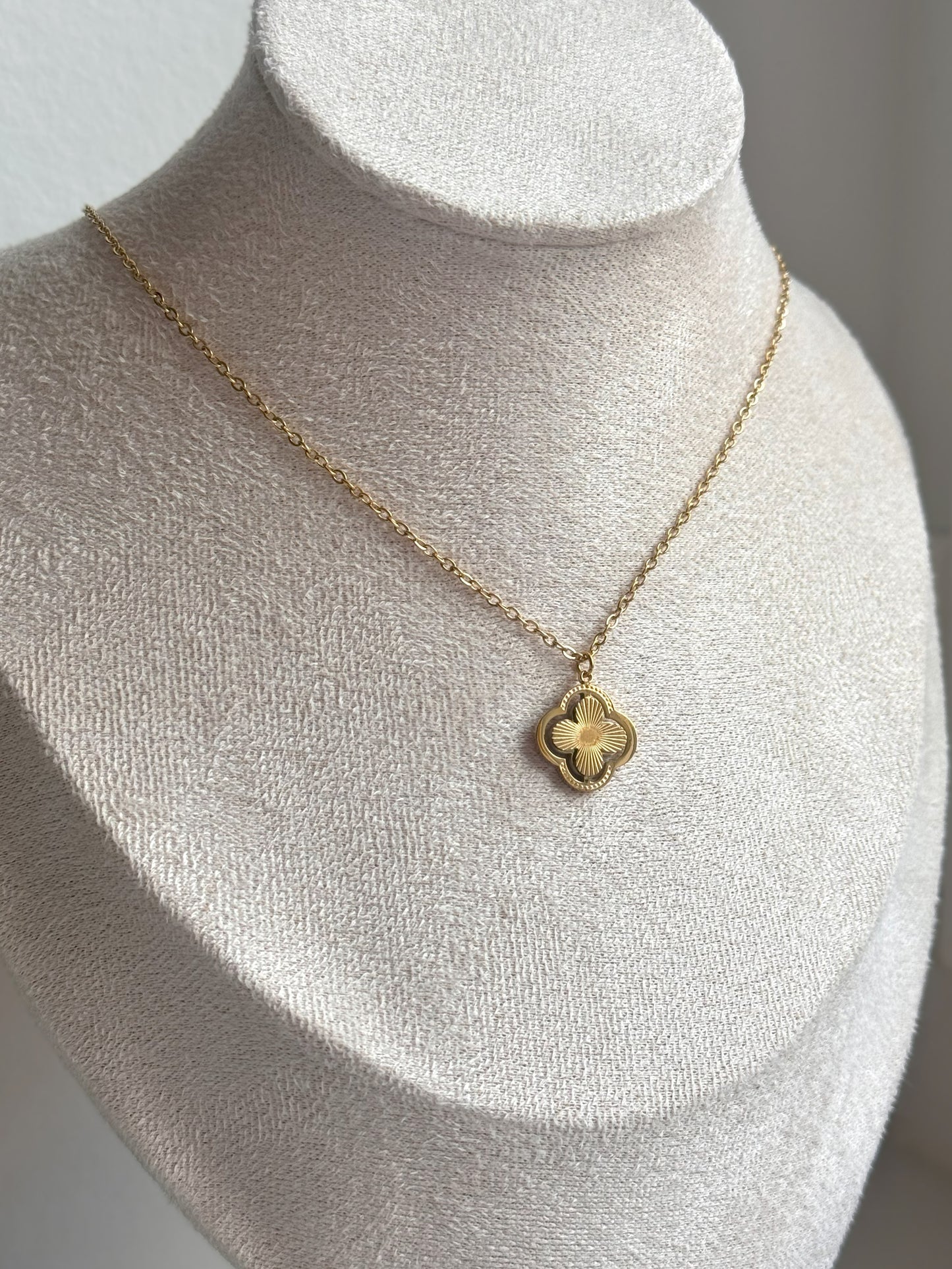 Diese elegante Nola-Halskette ist das perfekte Schmuckstück für deine Sammlung. Mit der Kleeblatt-Halskette kannst du ein wenig Glück in dein Leben bringen. Diejenigen, die ein vierblättriges Kleeblatt finden, sind für Glück bestimmt, denn jedes Blatt symbolisiert Glauben, Hoffnung, Liebe und Glück für den Finder. Unsere Nola-Halskette zeichnet sich durch ihr schlichtes, geometrisches Design aus, das sowohl einen schicken Abend- als auch einen lässigen Alltagslook perfekt ergänzt.